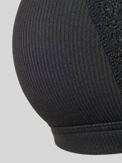 Produktfoto, schwarzer BH ohne Bügel mit Spitzendetails von Jake*s Casual, feine Rippenstruktur und Spitzenmuster auf grauem Hintergrund