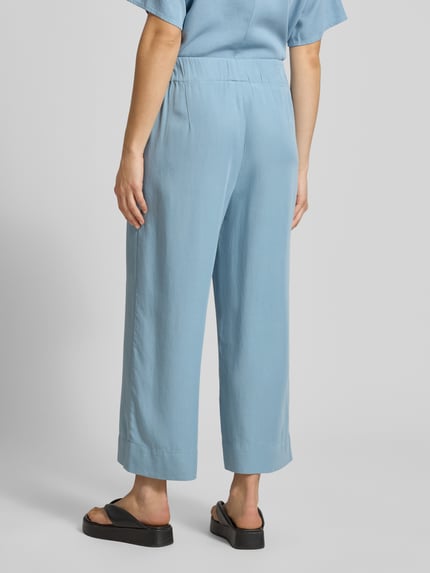 Frauenmodel trägt Weite Hose aus Lyocell von Marc O'Polo Denim, Optik: Unifarben, Regular-Fit, Bundabschluss elastisch, Ganzkörperansicht Rückansicht.
