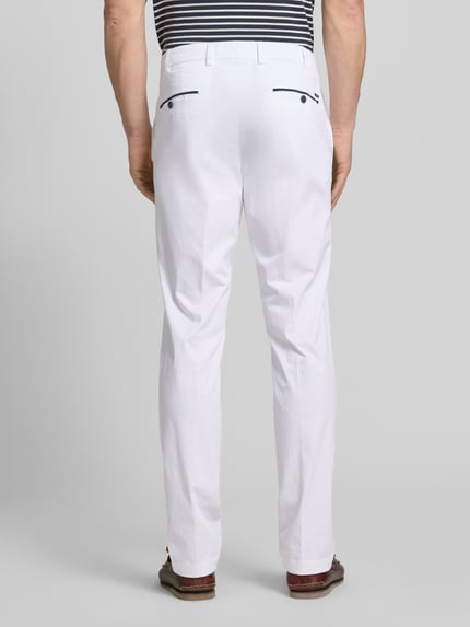 Männermodel trägt Regular Fit Chino met steekzakken model 'Peaker' van Hiltl, katoen-elastaan mix, wit, rechte pijpen, volledige achteraanzicht.