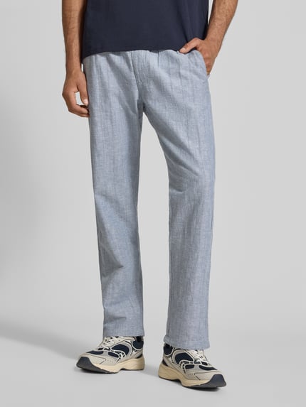 Mężczyznamodel nosi Relaxed Fit Hose aus Baumwoll-Leinen-Mix Modell 'KANE' von Jack & Jones, jasnoniebieski, gładka tekstura, elastyczny pas z tunelem, kieszeń z tyłu, szerokość w rozmiarze M: 41 cm, długość nogawki wewnętrznej: 77 cm, Ganzkörperansicht von vorne.