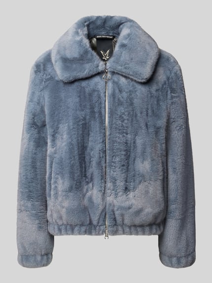Produktfoto, Regular Fit Jacke aus Kunstfell von FUCHS SCHMITT in Hellblau mit Umlegekragen, Zweiwege-Reißverschluss, weiche Textur. Rückenlänge 57 cm, Schulterbreite 43 cm, Brustweite 54 cm, Ärmellänge 61 cm.
