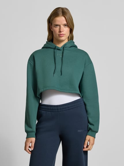 Vrouwenmodel draagt regular fit sweatshirt uit katoenmix Regular Fit Sweatshirt aus Baumwoll-Mix PUMA X HYROX van PUMA, Dames, Ganzlichaamsvooraanzicht.