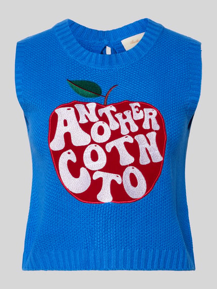 Produktfoto, Regular Fit Weste in Strick-Optik von ANOTHER COTTON LAB in Blau mit rundem Halsausschnitt und auffälligem Logo-Stitching, Rückenlänge 34 cm bei Größe S.