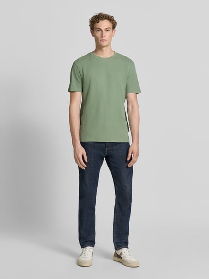 Männermodel trägt Regular Fit T-Shirt aus Baumwoll-Mix von Tom Tailor Denim, Optik: Unifarben, Rundhals-Ausschnitt, Kurzarm, Material: Baumwoll-Mix, Ganzkörperansicht von vorne.
