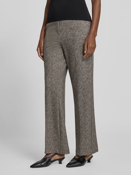 Frauenmodel trägt Regular Fit Hose mit elastischem Bund von Stehmann, Allover-Fischgrätenmuster in Beige und Braun, Webware, Nahaufnahme Unterkörper.