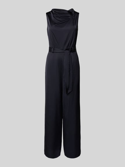Produktfoto, zwarte 'Jumpsuit aus Satin im ärmellosen Design' van comma, getailleerde fit, afneembare stoffen riem, naadrits, satijnachtige glans, gladde textuur, lengte 110 cm bij maat 36, borstwijdte 45 cm, binnenbeenlengte 80 cm