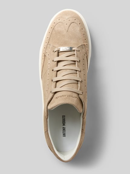 Produktfoto, beigefarbener Ledersneaker mit Lochmuster Modell 'POWELL SUEDE' von Antony Morato, strukturierte Sohle, helle Textur