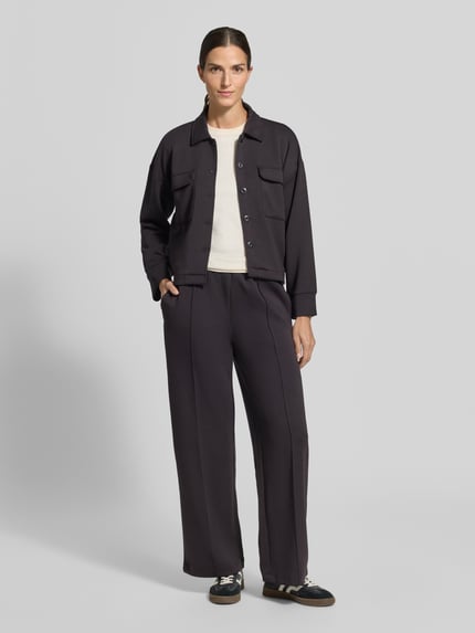Frauenmodel trägt Pyjama-Hose mit Bundfalten Jersey von Marc O'Polo, unifarben, Struktur, elastischer Bund, gerippter Beinabschluss, Ganzkörperansicht von vorne.