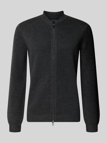 Produktfoto, Slim Fit Strickjacke aus Baumwoll-Mix mit Stehkragen von Christian Berg Men, ciemnoszary kolor, zamek błyskawiczny dwustronny, krój z długim rękawem, prążkowane wykończenia, mieszanka bawełny, długość tyłu w rozmiarze M: 68 cm, długość rękawa w rozmiarze M: 67 cm