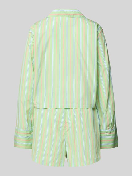 Frauenmodel trägt Comfort Fit Pyjama aus reiner Baumwolle Modell 'SHIRTING STRIPES' von Polo Ralph Lauren mit Streifenmuster in Two-Tone-Optik, Farben: Hellgrün, Rosa, Weiß und Blau, lange Ärmel, cropped Länge, Materialverarbeitung Popeline, Ganzkörperansicht Rückansicht.
