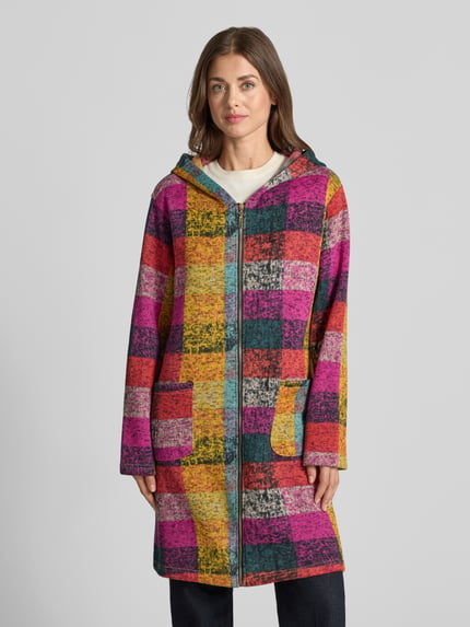 Frauenmodel trägt Mantel mit Kapuze und Eingrifftaschen von Apricot, bunt kariert, Reißverschluss, gerade Form, Ganzkörperansicht von vorne. Rückenlänge 88 cm, Schulterbreite 47 cm, Brustweite 59 cm, Ärmellänge 60 cm.