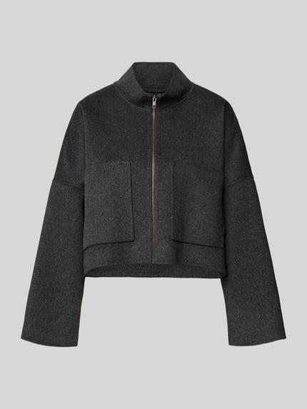 Produktfoto, Jacke aus Woll-Mix mit Reißverschluss Modell 'ELSTOW' von DRYKORN, dunkelgrau, Boxy Fit, Stehkragen, aufgesetzte Taschen, strukturierte Oberfläche, Rückenlänge 50 cm, Schulterbreite 42 cm, Brustweite 73 cm, Ärmellänge 41 cm