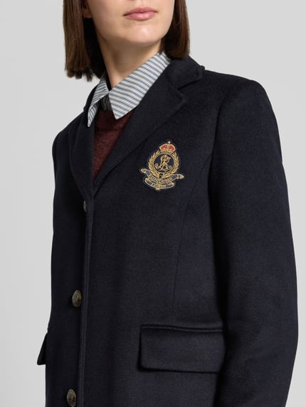 Kobiece modelka nosi ciemnogranatowy Regular Fit płaszcz z mieszanki wełny i kaszmiru od Lauren Ralph Lauren z haftowanym logo, zbliżenie na górną część ciała