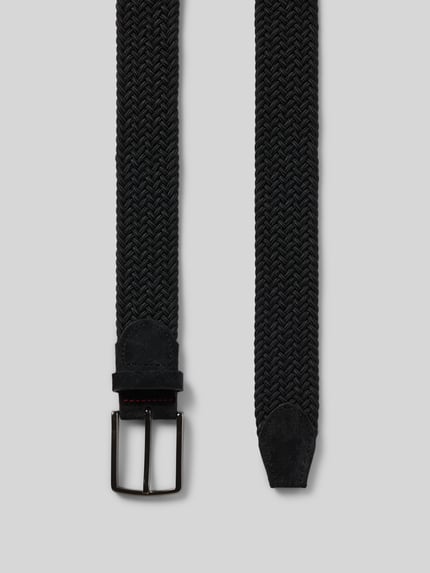 Produktfoto, Gürtel in Flecht-Optik mit Dornschließe von Pierre Cardin aus schwarzem beschichtetem Leder, 3 cm breit, Nahaufnahme der Struktur