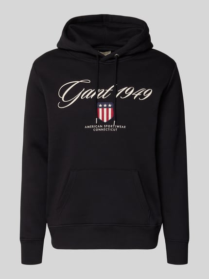 Produktfoto, Hoodie mit Label-Stitching und Känguru-Tasche von Gant in Schwarz, Baumwoll-Mix, Regular-Fit, sichtbare Känguru-Tasche.