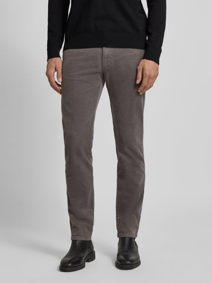 Männermodel trägt Modern Fit Stoffhose mit 5-Pocket-Design von Bugatti, Baumwoll-Elasthan-Mix, Grau, Knopf- und Reißverschluss, Nahaufnahme Unterkörper.
