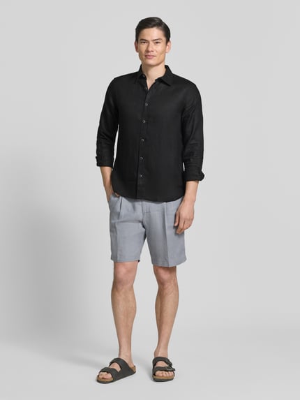 Männermodel trägt Regular Fit Freizeithemd aus reinem Leinen von s.Oliver RED LABEL in Schwarz, unifarben, Ganzkörperansicht von vorne.