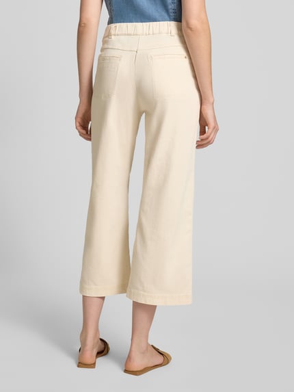 Kobiece model prezentuje Regular Fit Culotte aus Baumwoll-Mix od Raphaela By Brax, jasny beż, krój regular fit, bawełniany materiał, tył, widok całej sylwetki z tyłu.