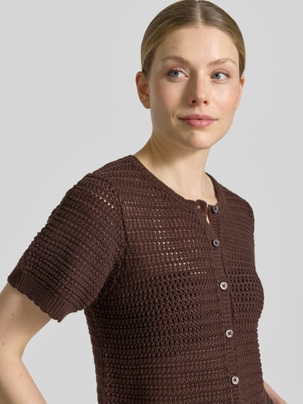 Frauenmodel trägt Cardigan mit Knopfleiste Modell 'Tota' von FREE/QUENT in Braun, Grobstrick, Baumwoll-Mix, Nahaufnahme Oberkörper