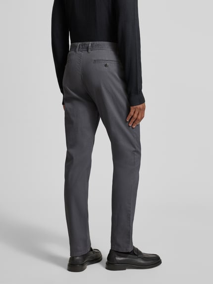 Männermodel trägt Stoffhose mit Gesäßtaschen von MCNEAL aus Baumwoll-Elasthan-Mix, Gerader-Schnitt, Ganzkörperansicht Rückansicht.
