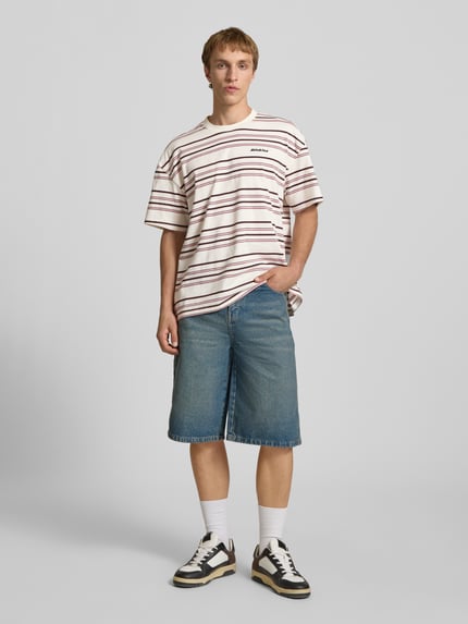 Męski model nosi T-Shirt mit Logo-Stitching Modell 'EAST LIBERTY' od Dickies, bawełna, krój relaxed fit, okrągły dekolt, widok całej sylwetki z przodu.