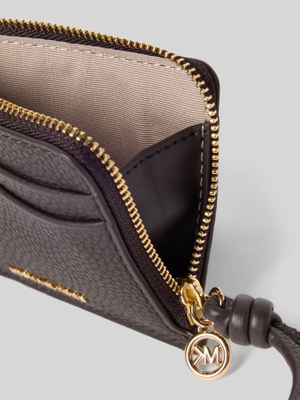 Produktfoto, Kartenetui mit Reißverschlussfach Modell 'JET SET' von MICHAEL Michael Kors aus grauem Leder mit goldfarbenem Reißverschluss, diverse Einsteckfächer, Trageschlaufe, Detailansicht