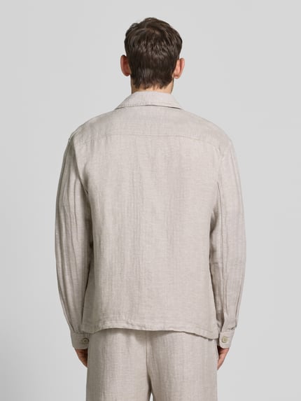 Männermodel trägt Regular Fit Hemdjacke aus Leinen-Baumwoll-Mix von JAKE*S STUDIO MEN, Kentkragen, Rückenlänge 61 cm, Ganzkörperansicht Rückansicht.