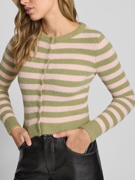 Frauenmodel trägt Strickjacke im Allover-Look Modell 'FUZZY' von DAISY STREET in hellgrünen und rosa Streifen, Slim Fit, Nahaufnahme Oberkörper.