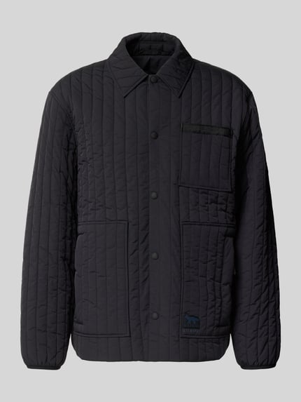 Produktfoto, Steppjacke mit Brusttasche von MAISON KITSUNÉ, kolor czarny, prosty krój, listwa z zatrzaskami, brustasza, wpuszczane kieszenie, detal z logo, elastyczne zakończenia rękawów, długość tyłu w rozmiarze M: 67 cm, szerokość w rozmiarze M: 47 cm, długość rękawów w rozmiarze M: 62 cm