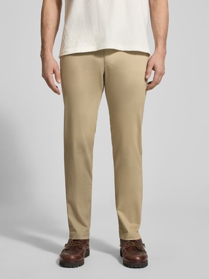 Męski model nosi Fein strukturierte Chino mit Gesäßtaschen od bugatti, bawełniany miks ze stretchem, krój regular fit, beż, widok całej sylwetki z przodu. Szerokość w rozmiarze 32/32: 40 cm, długość nogawki wewnętrznej: 82 cm, kieszenie boczne i tylne.