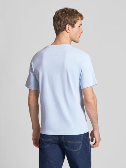 Mannelijk model draagt Regular Fit T-Shirt uit puur katoen model 'COLE' van Jack & Jones, ronde hals, labelprint, ruglengte maat M: 70 cm, volledig in beeld vanaf de achterkant