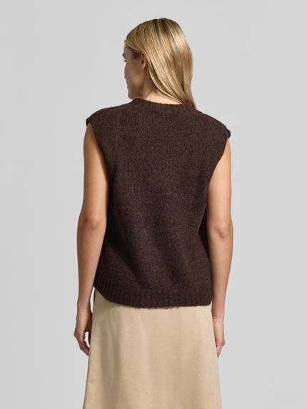 Frauenmodel trägt Pullunder aus Woll-Mohair-Mix mit V-Ausschnitt von OPUS, braun, unifarben, Strickoptik, Ganzkörperansicht Rückansicht.