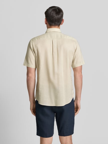 Männermodel trägt Slim Fit Freizeithemd aus Leinen-Baumwoll-Mix von Fynch-Hatton in Beige, feine Textur, Rückenansicht Ganzkörperansicht. Brusttasche, Button-Down-Kragen, Label-Stitching, Knopfleiste, kurze Ärmel, Rückenlänge 74 cm, Schulterbreite 48 cm, Ärmellänge 26 cm.