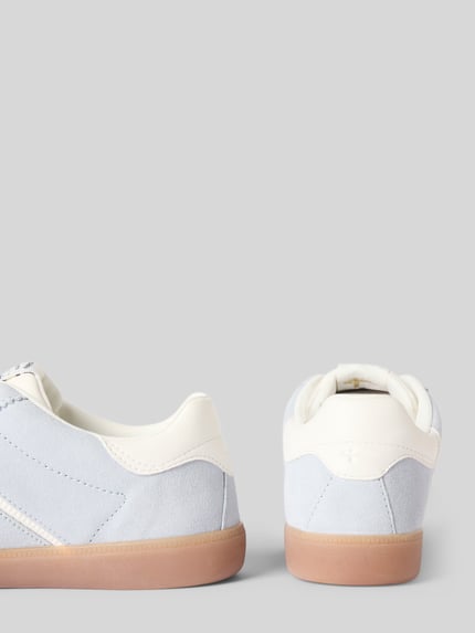 Productfoto, Low Top Sneaker aus reinem Rindsvelours van Tamaris met lichtblauw suède, witte details, ronde neus, platte zool, two tone, label- en logo-details, gestructureerde zool, damesmodel.
