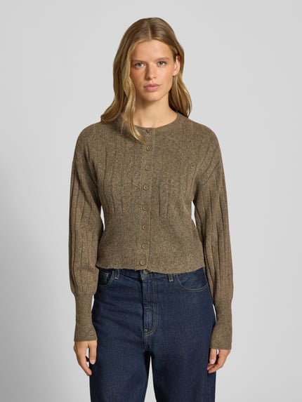 Frauenmodel trägt Strickjacke mit Rundhalsausschnitt Modell 'NOELLA' von NOISY MAY®, braun meliert, strukturierte Oberfläche, Ganzkörperansicht von vorne. Damen Strickjacke, Material-Mix mit Stretch-Anteil, Slim Fit, Knopfleiste.
