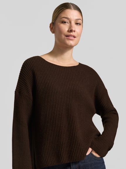 Frauenmodel trägt dunkelbraunen Relaxed Fit Pullover aus Schurwoll-Mix von Marc O'Polo, grobe Strickstruktur, Nahaufnahme Oberkörper, Damen Pullover von Marc O'Polo