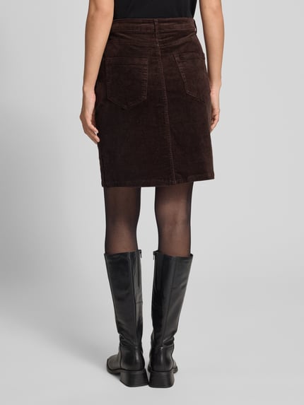 Frauenmodel trägt Cordrock mit Gesäßtaschen Modell 'Gi44anna' von ZABAIONE, braun, Baumwoll-Mix, gerader Schnitt, Ganzkörperansicht Rückansicht.