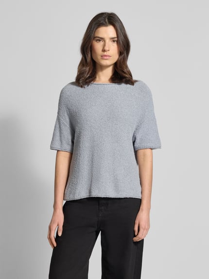 Vrouwenmodel draagt Boxy Fit Pullover aus Baumwoll-Mix-Frottee van Marc O'Polo, unie kleur, frottee textuur, ronde hals, korte mouw, rolzoom, vooraanzicht bovenlichaam