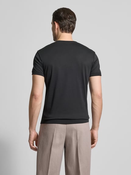 Männermodel trägt T-shirt mit ronde hals van RAGMAN, puur katoen, slim fit, effen design, ruglengte maat M 70 cm, Ganzkörperansicht Rückansicht.