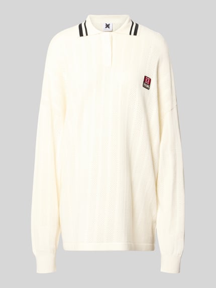 Produktfoto, Oversized Longsleeve in Strick-Optik mit Polokragen von Karo Kauer im Viskose-Mix, Oversized-Fit, cremefarben, strukturierte Oberfläche, kurze Knopfleiste, Label-Patch auf der Brust, Rückenlänge 70 cm in Größe S.