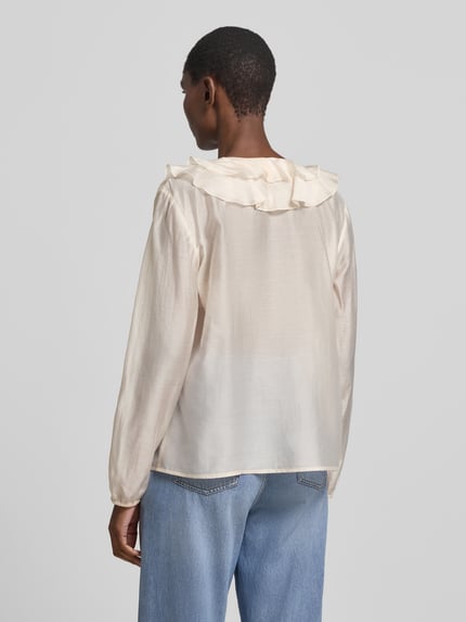 Frauenmodel trägt Regular Fit Bluse aus Lyocell-Mix mit Volants von comma in hellem Beige, fließende Textur, Rückansicht, Ganzkörperansicht. Damenbluse mit V-Ausschnitt, Volants, Rückenlänge 60 cm, Ärmellänge 59 cm.