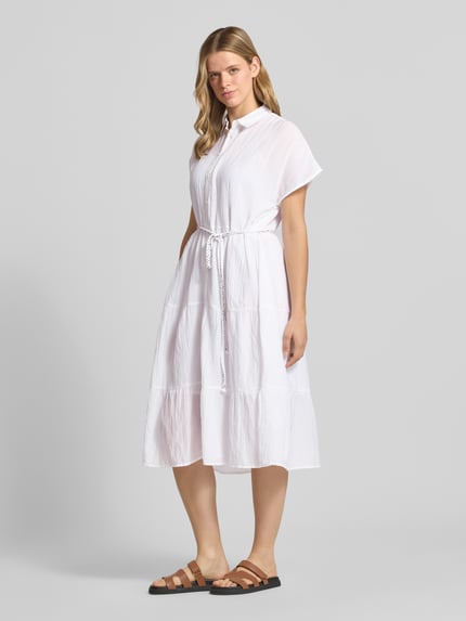 Vrouwenmodel draagt Tailliertes Blusenkleid aus reiner Baumwolle Modell 'FANCY DRESS' van Pepe Jeans in wit, dames blousejurk, volledig beeld van voren.