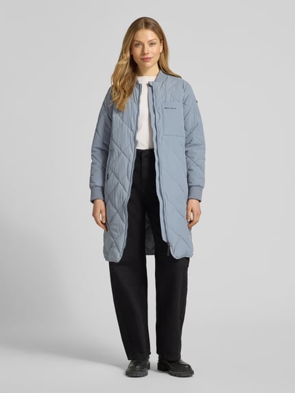 Vrouwenmodel draagt lichtblauwe Steppjacke met Zweiwege-Reißverschluss Modell 'YMAL2' van khujo, regular fit, staande kraag, steekzakken; volledige lichaamsweergave van voren.