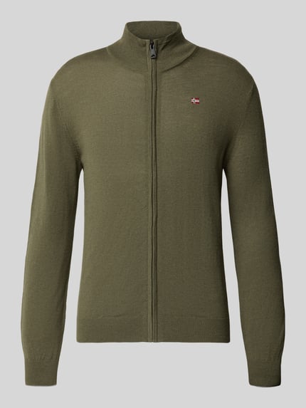 Produktfoto, olivgrüne Strickjacke mit Reißverschluss und Logo-Stitching, reine Wolle, gerippter Stehkragen, Modell 'DAMAVAND' von Napapijri, Regular Fit