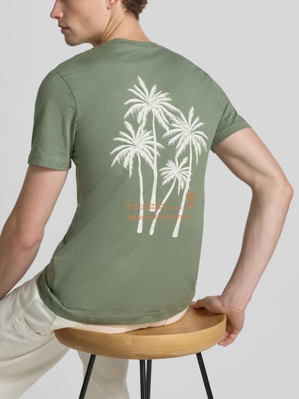 Männermodel trägt Regular Fit T-Shirt aus reiner Baumwolle von Tom Tailor Denim, Optik: Unifarben, Ganzkörperansicht Rückansicht.