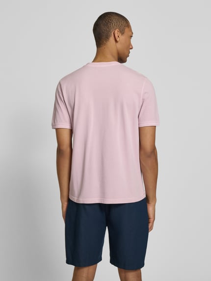 Mannenmodel draagt T-shirt met ronde hals model 'LAO' van CINQUE in lichtroze, katoen-elastaanmix, regular fit, ruglengte 65 cm, geheel van achteren gezien.
