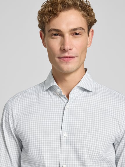 Mężczyznamodel nosi Slim Fit Businesshemd aus Baumwoll-Mix Modell 'H-HANK-SP' von BOSS, szara kratka, koszule biznesowe, zbliżenie na górną część ciała