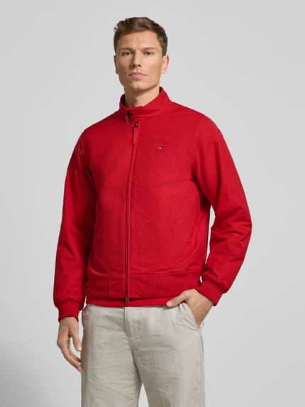 Männermodel draagt Relaxed Fit Blouson met logo-stitching van Tommy Hilfiger in effen rood met geribde boorden en zijzakken, Ganzkörperansicht von vorne.