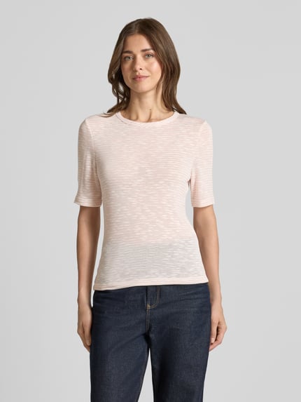 Vrouwenmodel draagt T-shirt met ronde hals model 'Sambi' van OPUS, materiaalmix met viscose, slim fit, 1/2-mouwen, ruglengte maat 36: 57 cm, lichte textuur, lichtroze kleur, vooraanzicht bovenlichaam