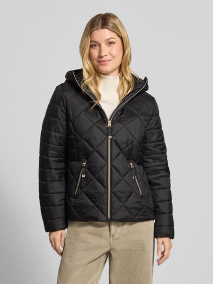 Vrouwenmodel draagt zwarte Jacke mit Kapuze und Reißverschlusstaschen van Christian Berg Woman Selection, recht model, capuchon, ritssluiting, zij-ritszakken, ruglengte maat 36: 62 cm, schouderbreedte maat 36: 42 cm, borstwijdte maat 36: 50 cm, mouwlengte maat 36: 62 cm, voorkantaanzicht bovenlichaam.